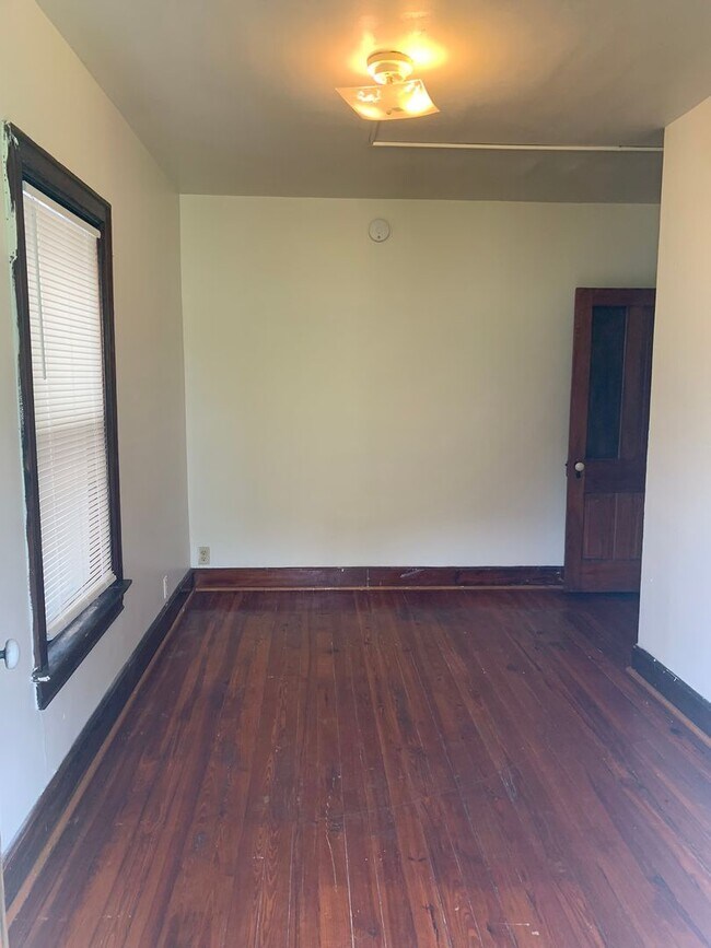 Building Photo - 4 bedroom, 1 bath, 3 story half double house