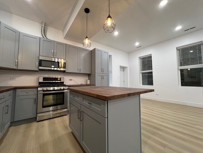 Building Photo - 2110 W 21st Pl