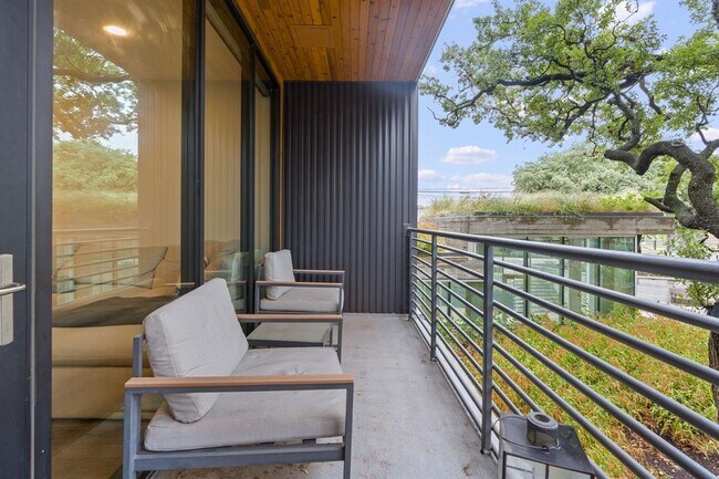 Building Photo - 900 S 1st St