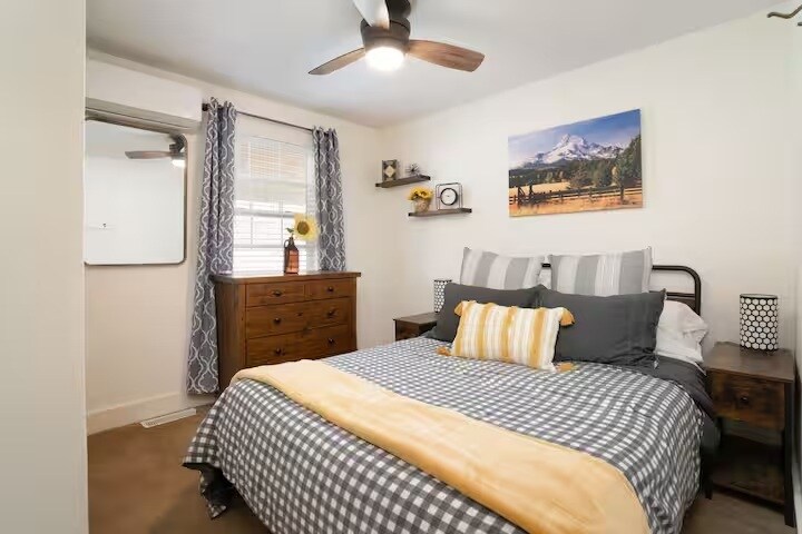 Building Photo - 1428 NE Adams St