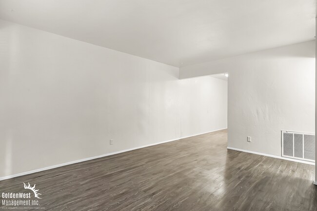Building Photo - Charming 2Bdm 1Ba Apartment in Phoenix - MI Special