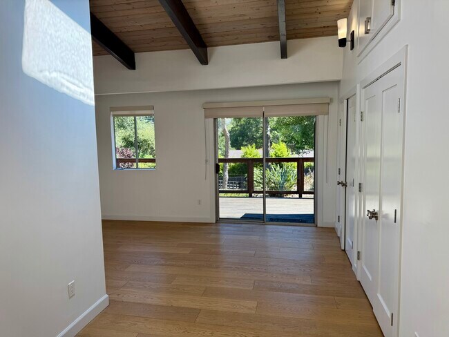 Building Photo - 156 Muerdago Rd