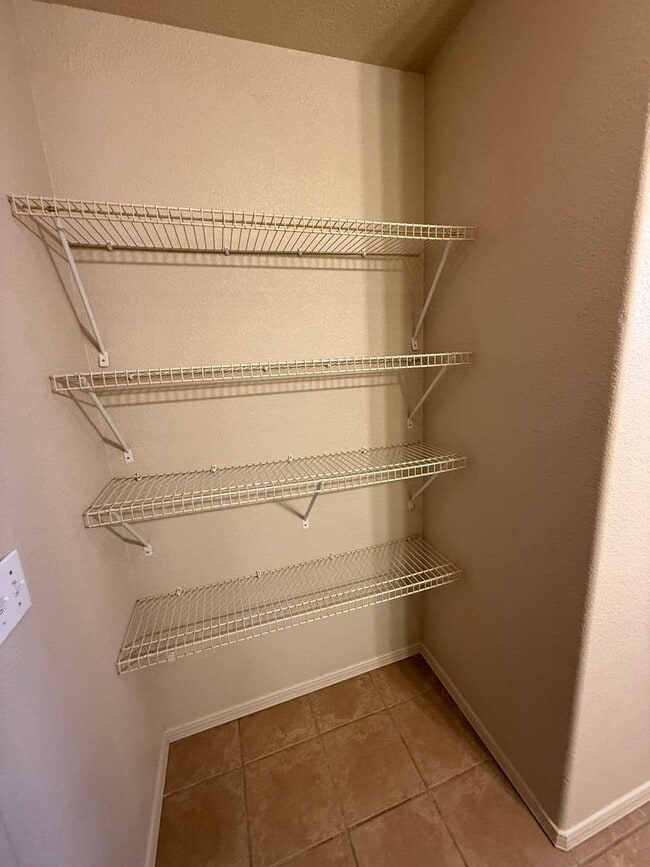 Building Photo - 4 Bedroom, 2 Bathroom House Available Now!