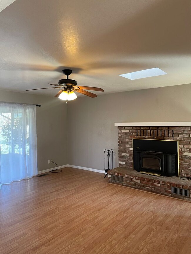 Building Photo - Incredible 3bd/2ba house surrounded by working orchards! Available now!