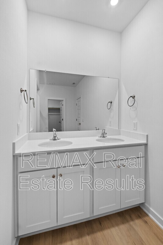 Building Photo - 4670 W Aurora St