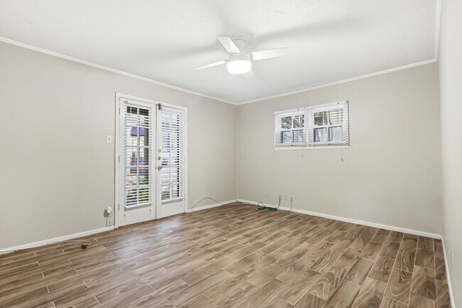 Building Photo - Alamo Heights Condo