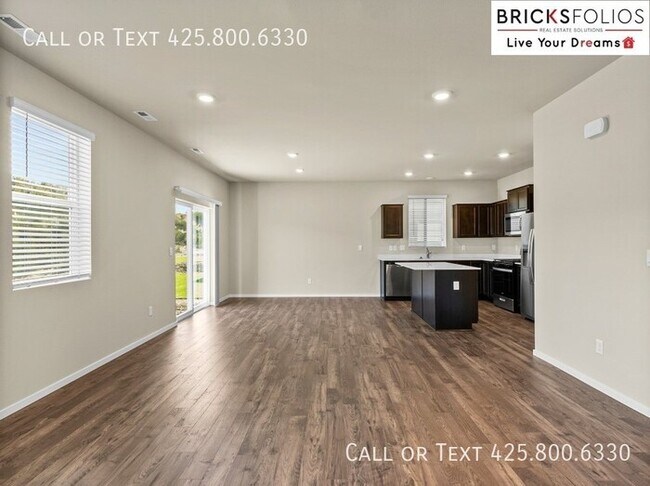 Building Photo - Inviting Home in Port Orchard with a Perfe...
