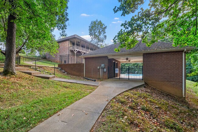 Building Photo - 3 Bedroom 2 Bath Pet Friendly Home For Rent with Community Pool Access!