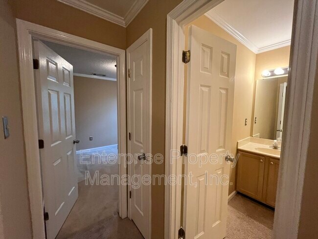 Building Photo - 8642 Pantherburn Cir N