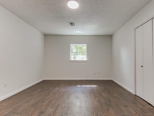 Building Photo - 1913 N Moulton Ct