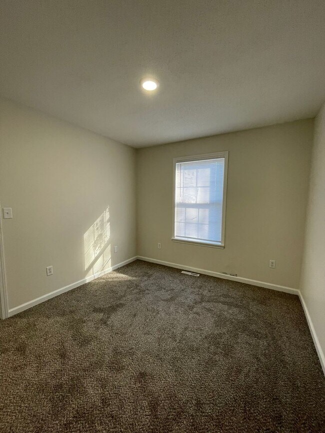 Building Photo - 4 bed 2.5 bath home in quiet Seven Oaks Subdivision