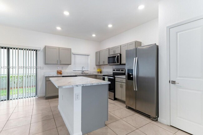 Building Photo - 1170 SW 7th Ct