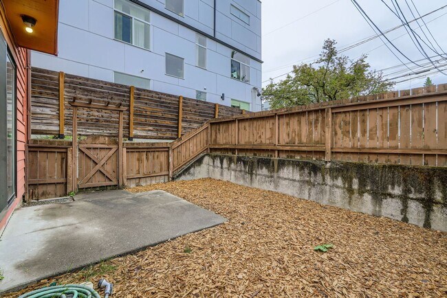 Building Photo - 927 28th Ave S