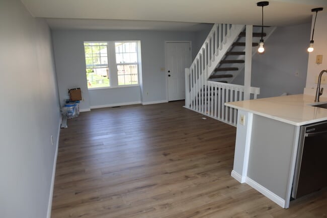 Building Photo - 4963 Singleton Dr