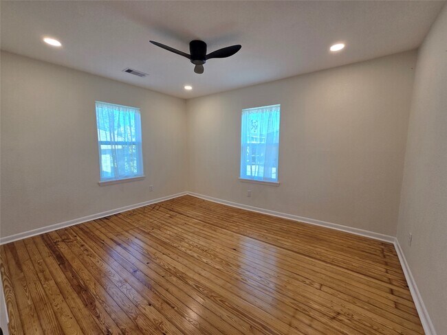 Building Photo - 914 Avenue K