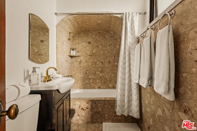 Building Photo - 2002 N Las Palmas Ave