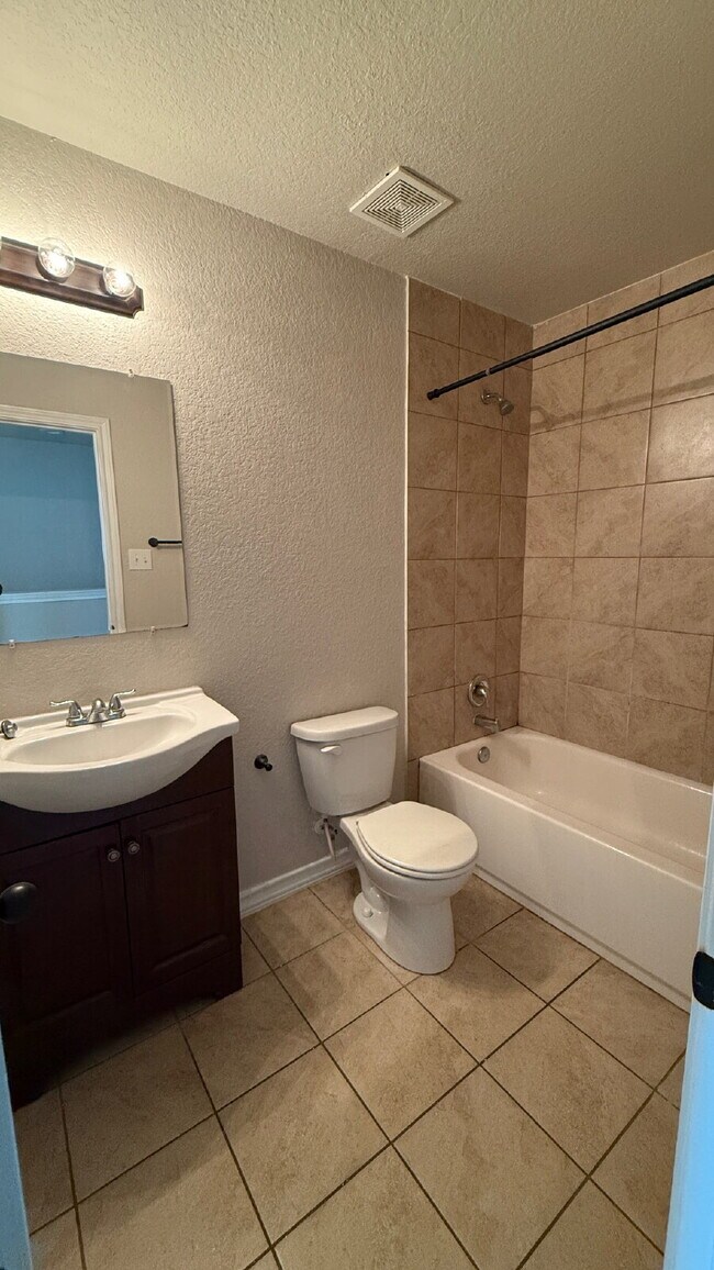 Building Photo - Spacious 3 Bed / 2.5 Bath Townhome in Quiet North Side Community