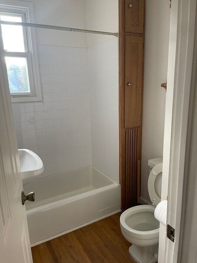 Building Photo - 1 Bedroom Apartment Near Downtown