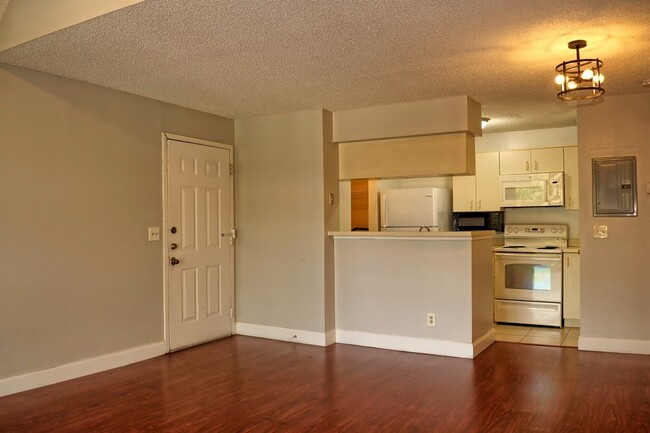Building Photo - 1 bedroom 1 bath condo at Lakewood Park Co...