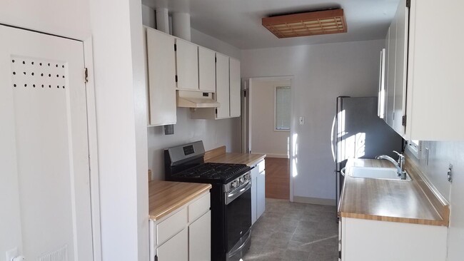 Building Photo - Classic Berkeley living with character, comfort, and a prime central location