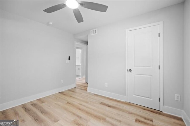 Building Photo - 1060 Oak St SW