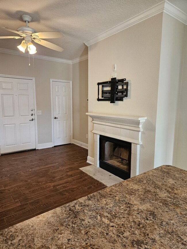 Building Photo - Downtown 1/1 Condo pool view & fireplace with free water/sewer