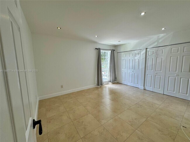Building Photo - 10768 N Kendall Dr