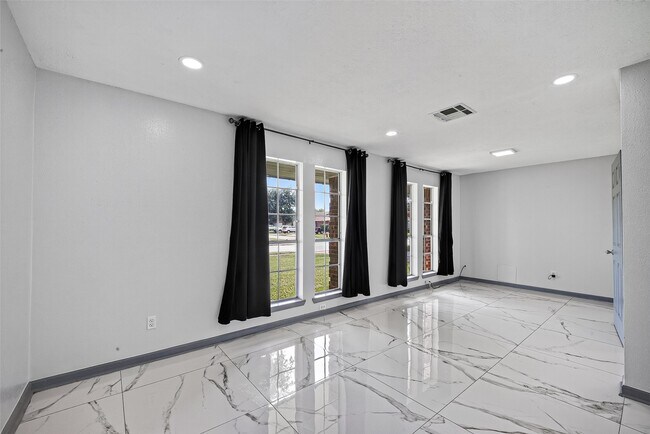 Building Photo - 10911 Pecan Dr