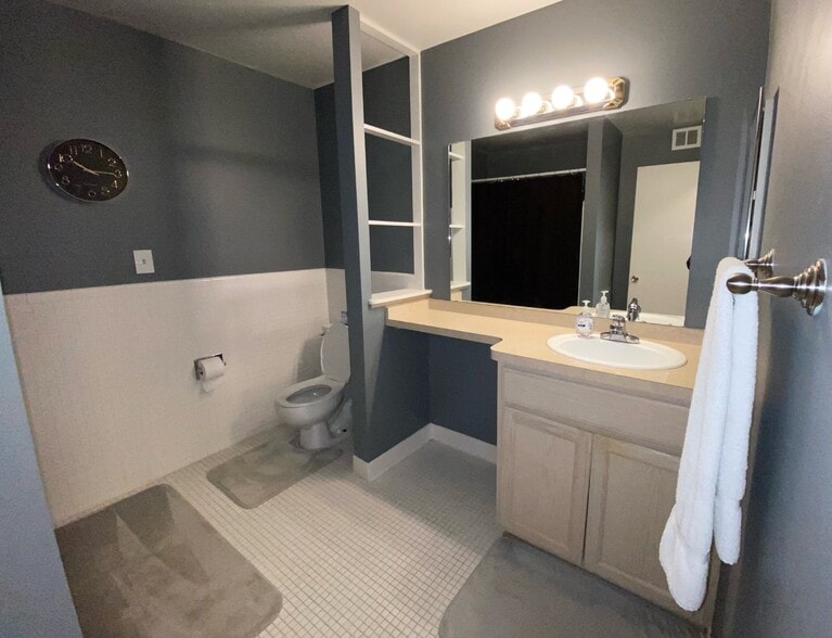 Building Photo - 500 Fox Hills Dr N