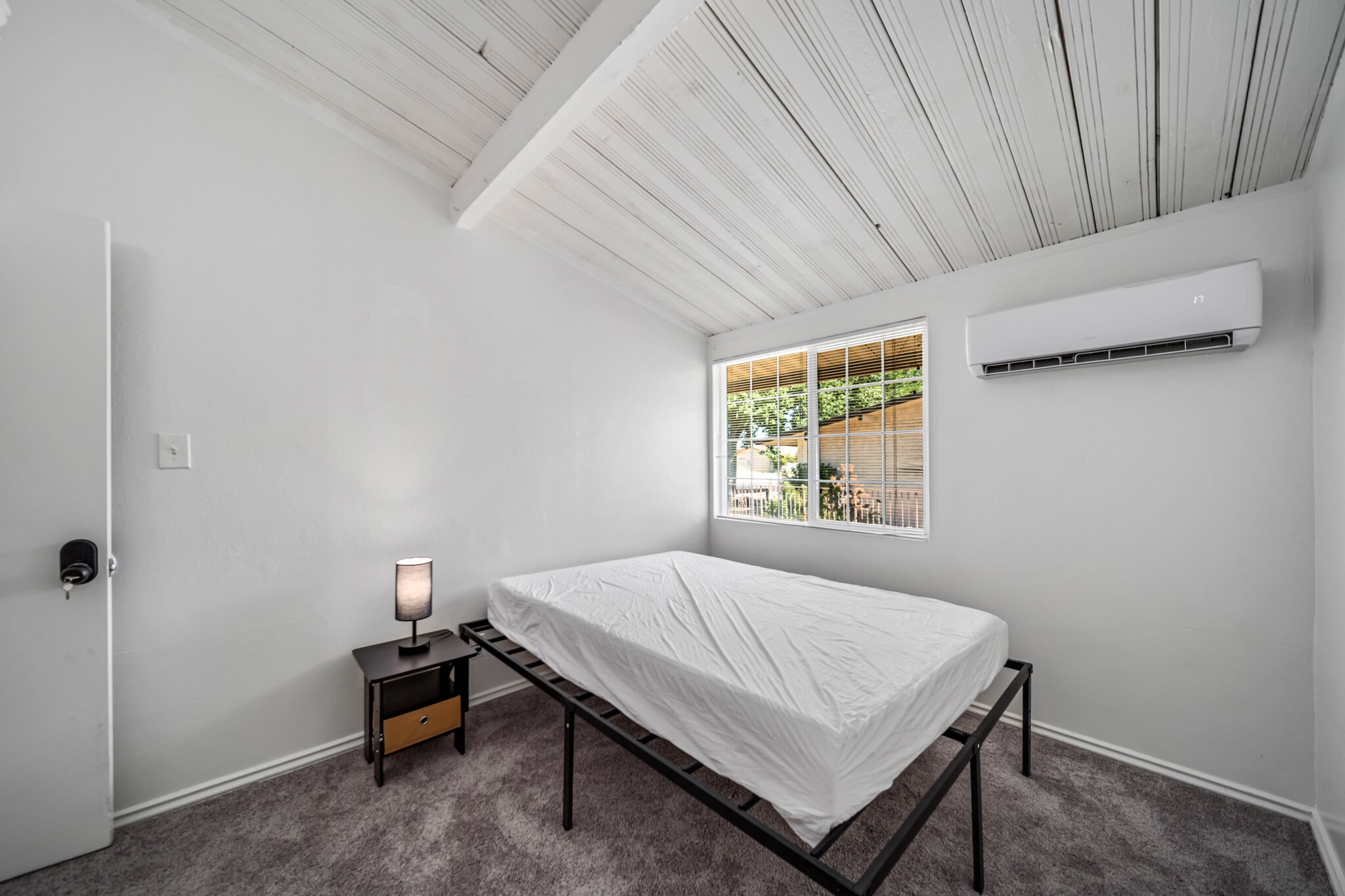 Rooms for Rent-Room 2 - 45426 10th St W