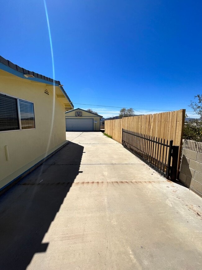 Building Photo - Nice Family Home