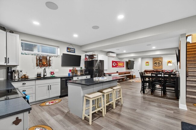 Building Photo - 4 Bed 3 Bath Home | Finished Basement, 2nd Kitchen, Private Backyard | Lee’s Summit