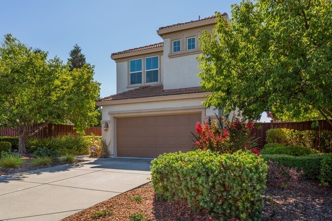 Building Photo - Beautiful 3 Bed/2.5 Bath 2- Story Home