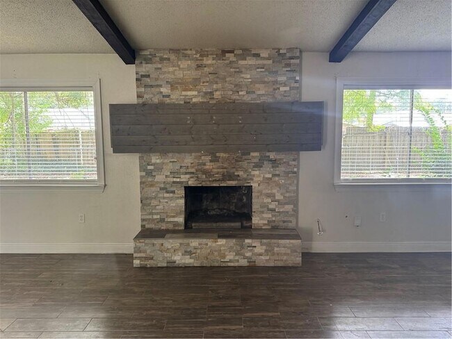 Building Photo - 306 Clover Dr