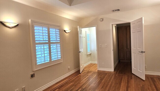 Building Photo - Stunning 3 Bedrooms, 2 Baths Valley Village home with detached, private Recording Studio