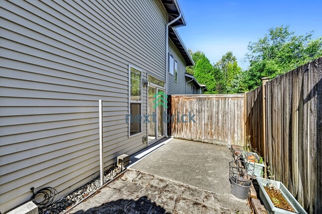 Building Photo - 2 BED & 1.5 BATH TOWNHOUSE FOR RENT