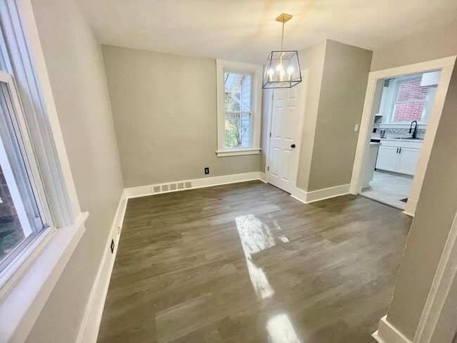 Building Photo - 3 Bedroom 1.5 Bath in Dormont! Off Street Parking!