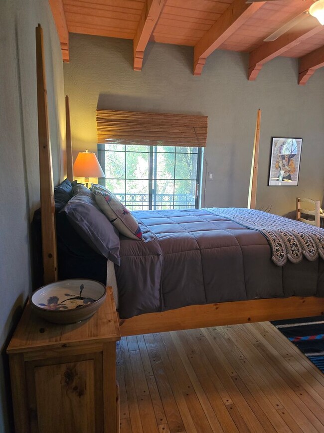 Building Photo - Furnished, 6-12 month rental
