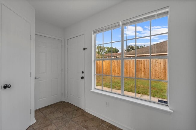 Building Photo - 2106 Nettleton St