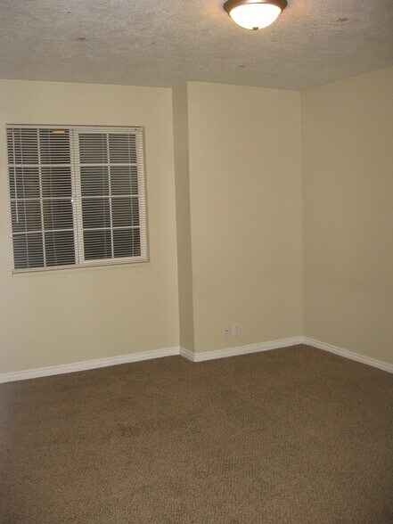 Building Photo - 248 400 N