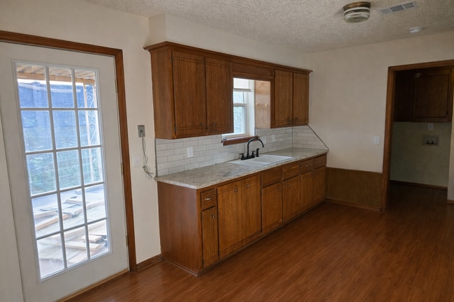 Building Photo - 700 Claremont Dr