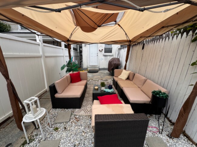 Building Photo - 274 E Elm St