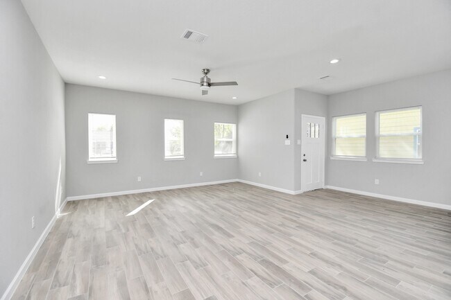 Building Photo - 5941 Southlea St