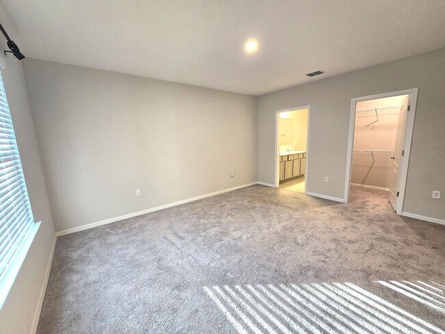 Building Photo - Stunning 4 bedroom, 2-bathroom home