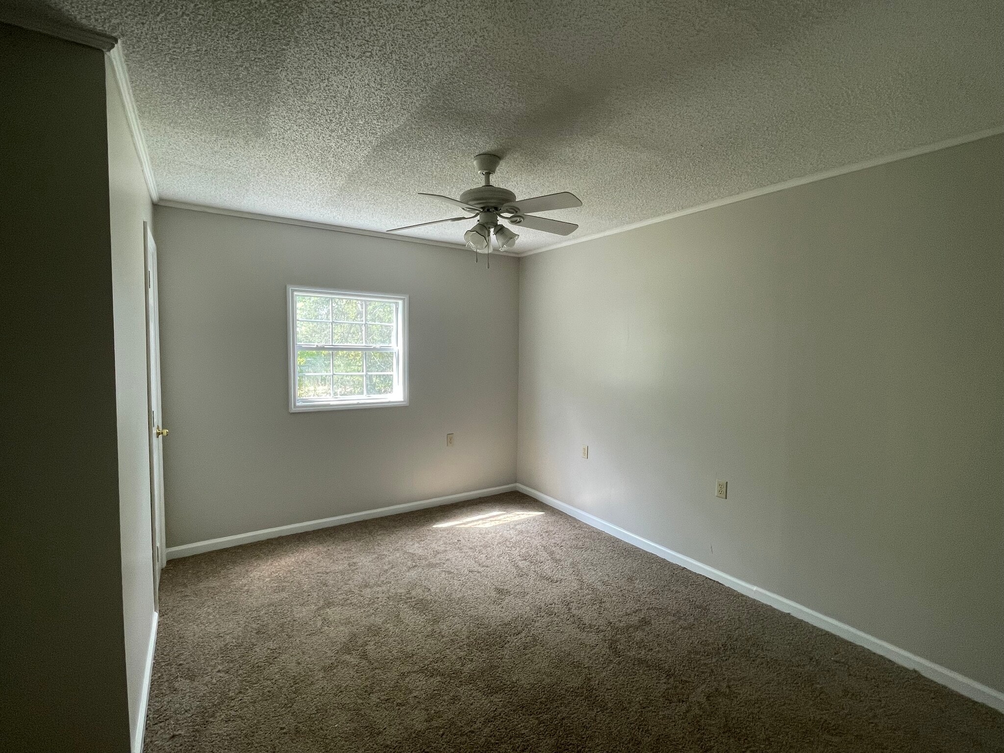 Building Photo - 102 W Cedar St