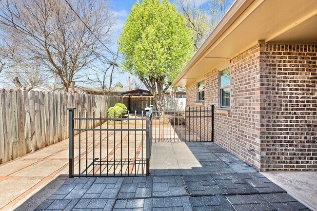 Building Photo - Updated Edmond 3BR Home – Walk to Orvis Risner Elementary – Easy OKC Commute