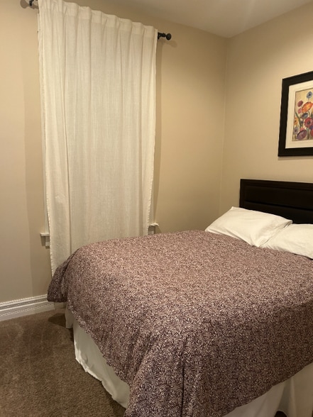 Building Photo - 1916 W Roscoe St