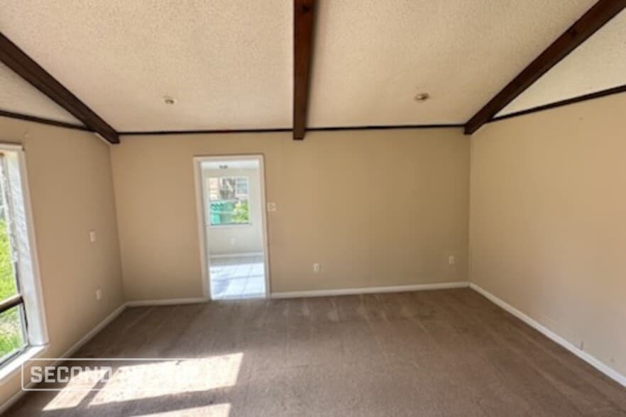 Building Photo - 11 Luau Dr