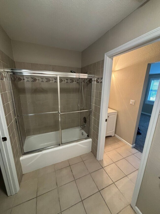 Building Photo - 914 Shorewinds Dr