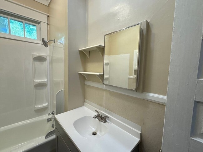 Building Photo - 3 Bedroom 1 Bath Home With Large Front Porch